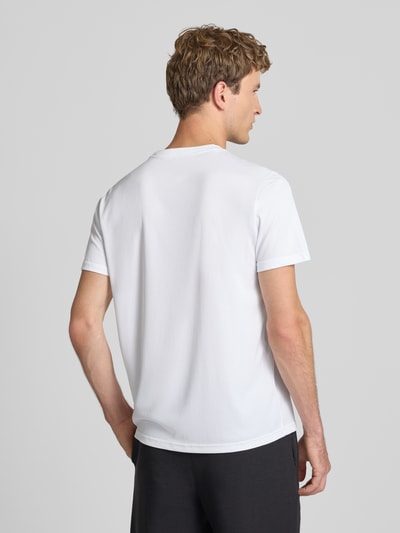 Männermodel trägt weißes Regular Fit Sport-T-Shirt mit Logo-Print Modell 'TAD Essential' von PUMA, Ganzkörperansicht Rückansicht. Herren Sport-T-Shirt von PUMA Performance.
