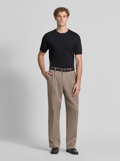 Męski model nosi jednokolorowy t-shirt Regular Fit z okrągłym dekoltem, krótki rękaw, prążkowane wykończenia, 100% bawełna, Model 'TORINO' od SELECTED HOMME, całopostaciowy widok z przodu