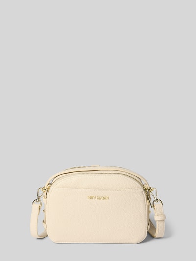 Produktfoto, Umhängetasche mit Label-Detail Modell 'Style Mate' von Hey Marly in Creme, strukturierte Oberfläche, goldener Reißverschluss, verstellbarer Schultergurt, Innenfach mit Reißverschluss, Maße: 21x15x8 cm, Riemenlänge 44 cm.