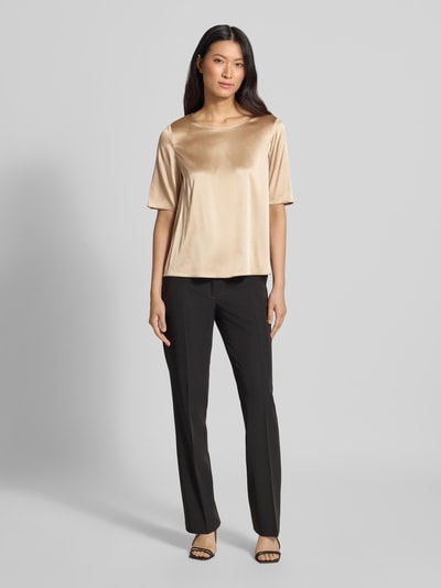 Vrouwenmodel draagt Regular Fit Blusenshirt uit zijde-mix model 'LASTI' van MM by Max Mara in beige, satijn, korte mouw, vooraanzicht hele lichaam, dames Blusenshirt van Seide-Elasthan-mix, ronde hals, ruglengte maat 36: 53 cm, mouwlengte maat 36: 31 cm.