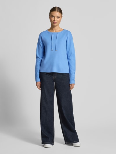 Vrouwenmodel draagt Strickpullover met tunnelkoord van Betty Barclay, viscosemix, los model, ribboorden, ronde hals, ruglengte 54 cm, mouwlengte 53 cm, blauwe kleur, gladde textuur, volledige lichaamsvoorzijde.