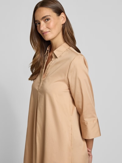 Frauenmodel trägt A-Linie Freizeitkleid aus Baumwoll-Mix von s.Oliver BLACK LABEL in Beige mit glatter Textur, Nahaufnahme Oberkörper.