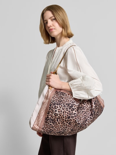 Kobiece modelka nosi Handtasche mit Tragehenkel Modell 'FOULARD' od Liu Jo White, satyna, beżowo-różowy z panterką, główna komora na zamek, brelok z logo, szerokość w rozmiarze 1: 70 cm, długość w rozmiarze 1: 40 cm, głębokość w rozmiarze 1: 5 cm, długość paska na ramię w rozmiarze 1: 38 cm, widok całego ciała z przodu