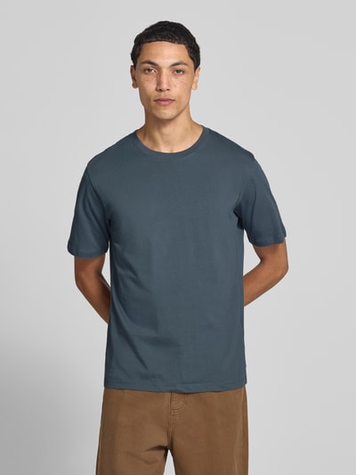 Männermodel trägt T-Shirt mit Rundhalsausschnitt Modell 'ORGANIC' von JACK & JONES in Blau, reine Baumwolle, gerade Form, Ganzkörperansicht von vorne. Rückenlänge bei Größe M beträgt 68 cm.