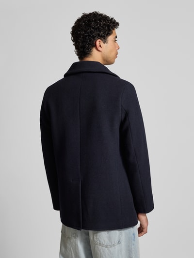 Männermodel draagt Zweireiher met reverskraag en steekzakken van Superdry, slim fit heren jack, ruglengte maat M 78 cm, ganzkörperansicht rückansicht.