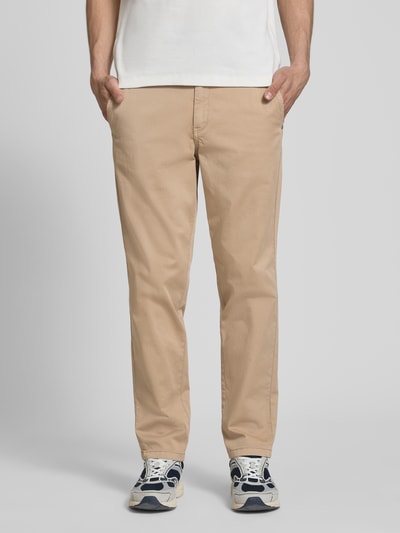 Męski model nosi Straight Fit Chino mit Eingrifftaschen Modell 'Vance' von Jack & Jones z mieszanki bawełny, krój straight fit, wpuszczane kieszenie, kieszeń z tyłu, zapięcie na guzik i zamek błyskawiczny, jasnobeżowy kolor, szerokość w rozmiarze 32/32: 43 cm, długość wewnętrzna nogawki: 67 cm, Ganzkörperansicht von vorne.