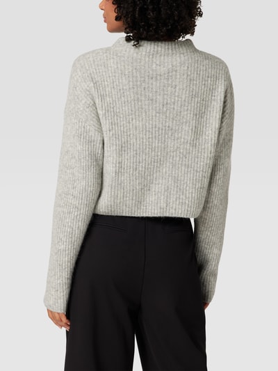 Emily Van den Bergh Cropped Strickpullover mit Stehkragen Hellgrau 5