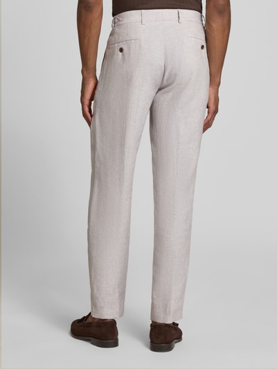 Männermodel trägt Slim Fit Leinenhose mit Tunnelzug Modell 'Sake' von JOOP! Collection in hellem Beige, strukturierte Oberfläche, Ganzkörperansicht Rückansicht.