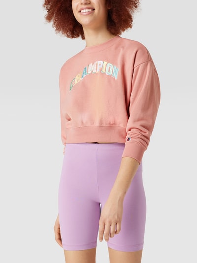 CHAMPION Cropped Sweatshirt mit Label-Schriftzug in Glanz-Optik Koralle 4