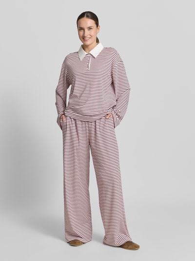 Frauenmodel trägt Regular Fit Poloshirt aus Lyocell-Mix Modell 'ANNI' von VILLA SOPHIE, Optik: Unifarben, Jersey, Ganzkörperansicht von vorne.