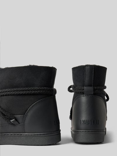 Produktfoto, schwarze Boots mit Schnürverschluss Modell 'Classic' von INUIKII, abgerundete Passform, profilierte Sohle, Kontext: Damen Boots von INUIKII, Absatzhöhe 3 cm, Schafthöhe 16 cm, Schaftweite 14 cm.