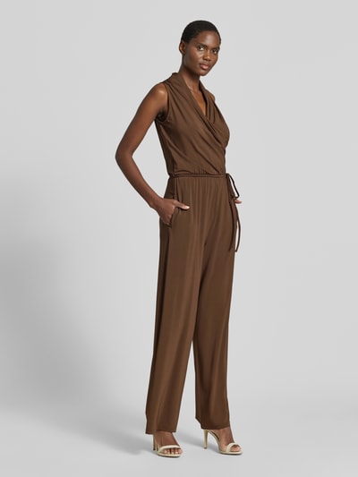Frauenmodel trägt Jumpsuit aus Viskose-Mix Modell 'TROPICO' von Weekend Max Mara in Braun, Optik: Unifarben, Regular-Fit, Ganzkörperansicht von vorne.