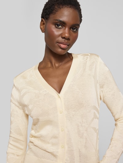 Vrouwenmodel draagt Strickjacke met knoopsluiting model 'DENZEL' van Lauren Ralph Lauren, mix van viscose en katoen, regular fit, V-hals, ribboorden, crème kleur met fijn gebreid patroon, dames, nahaufnahme bovenlichaam.
