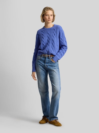 Frauenmodel trägt Regular Fit Strickpullover aus Woll-Kaschmir-Mix von Polo Ralph Lauren in Lila, Zopfmuster, Damen, Ganzkörperansicht von vorne.