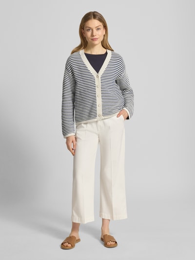 Frauenmodel trägt Cardigan mit V-Ausschnitt Modell 'MIKALA' von B.Young, gestreift in Blau und Weiß, reine Baumwolle, Relaxed Fit, Ganzkörperansicht von vorne.