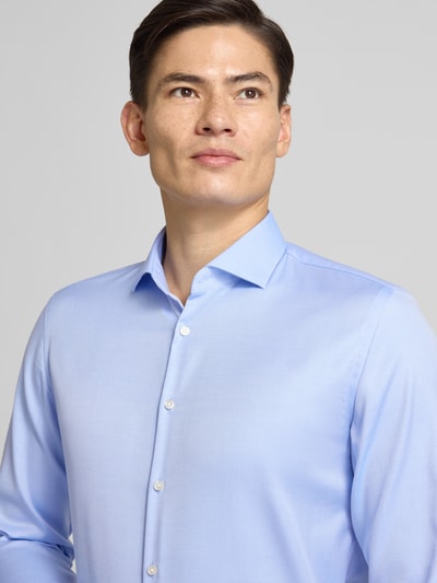 Männermodel trägt Slim Fit Businesshemd mit extra langem Arm von Jake*s, Reine Baumwolle, Kentkragen, Knopfleiste, Nahaufnahme Oberkörper.