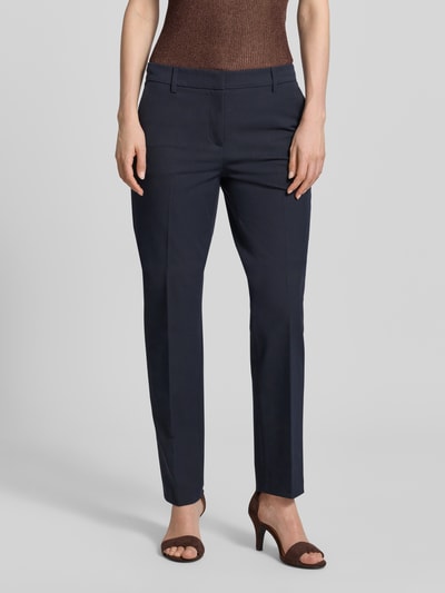 Frauenmodel trägt Hose mit Bügelfalten und Gesäßtasche von Christian Berg Woman Selection, Material-Mix mit Viskose-Anteil, Regular-Fit in Dunkelblau, glatte Textur, Ganzkörperansicht von vorne.
