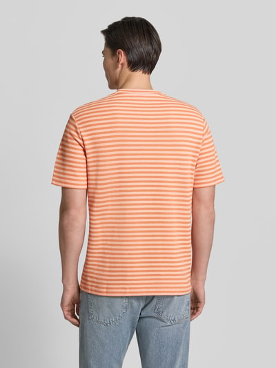 Männermodel trägt Regular Fit T-Shirt aus Baumwoll-Mix von Lacoste, Mehrfarbig, Gestreift, Logo-Applikation, Ganzkörperansicht Rückansicht