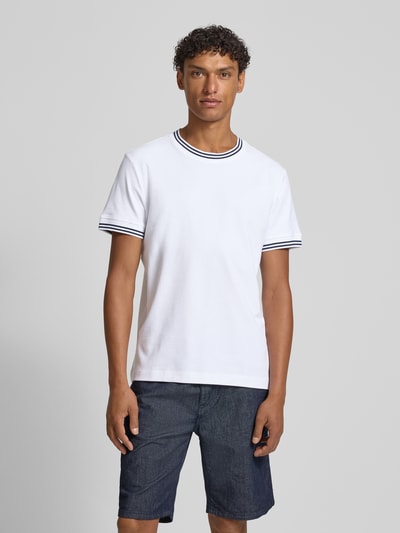 Mannenmodel draagt T-shirt met contraststrepen model 'Jose' van JOOP! collectie, mix van katoen en elastaan, regular fit, ronde hals, ruglengte bij maat M 67 cm, voorkant volledig lichaam