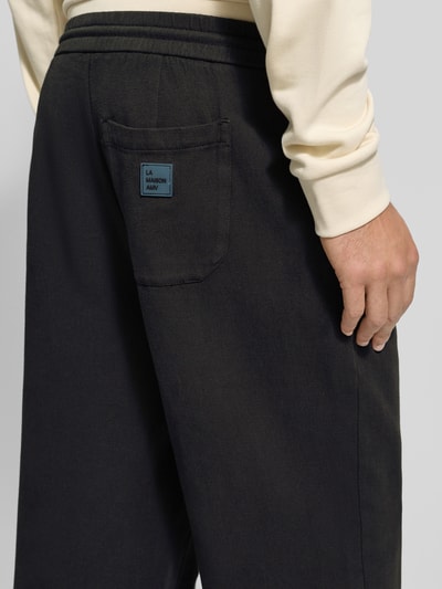 Männermodel trägt Flared Sweatpants mit Tunnelzug Modell 'AFAZ' van American Vintage, puur katoen, flared cut, elastische band, detailaufnahme Rücken.