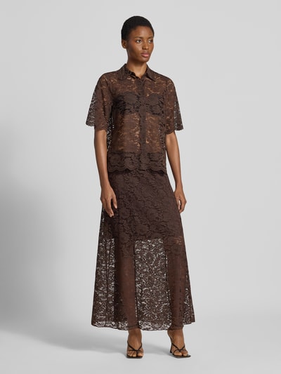 Kobiece model prezentuje bluzkę koszulową Relaxed Fit Hemdbluse aus Spitze Model 'Lacina' od FREE/QUENT, Mieszanka materiałów z mieszanką bawełny, koronka, rękaw o dł. 1/2, kołnierzyk koszulowy, półprzezroczysty materiał, długość tyłu w rozmiarze S 63 cm, długość rękawów w rozmiarze S 30 cm, brązowa, kwiatowe wzory, pełny widok z przodu.