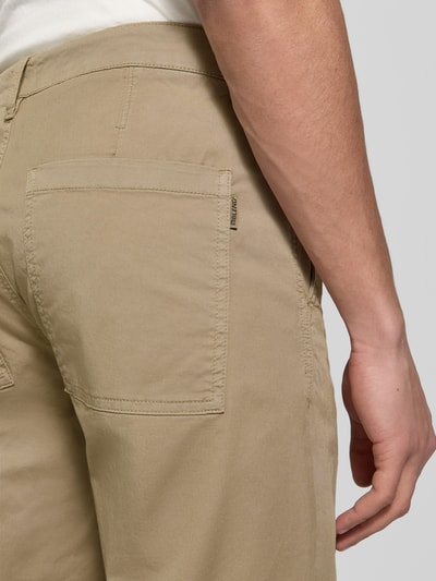 Männermodel trägt Chino mit Eingrifftaschen Modell 'MADDOX' von Blend, beige, Baumwoll-Elasthan-Mix, Detailaufnahme Rückansicht