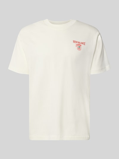 Produktfoto, Regular Fit T-Shirt aus reiner Baumwolle mit Label-Detail von New Balance in Weiß, dezentes Logo vorne, Modell GRAB A BITE TOKYO