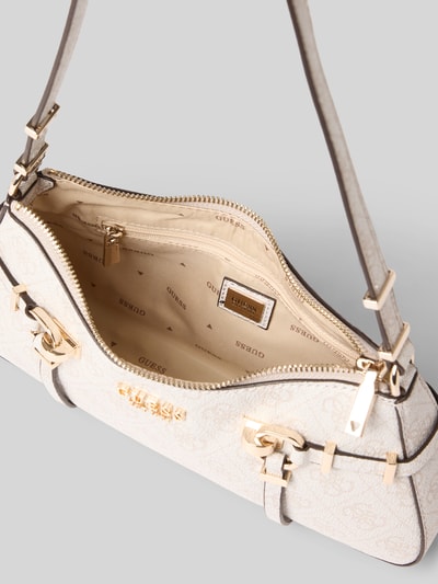 Produktfoto, Handtasche mit Logo-Muster Modell 'LEONA' von Guess, Hauptfach mit Reißverschluss, Label-Applikation, Tragehenkel, cremefarben, Maße: Breite 28 cm, Länge 15 cm, Tiefe 6 cm, Schulterriemen 60 cm, glatte strukturierte Oberfläche, goldfarbene Details.