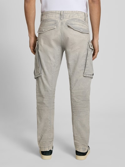 Mężczyzna nosi Regular Tapered Fit Hose mit Cargotaschen Modell 'Rovic' von G-Star Raw z bawełnianego materiału z dodatkiem elastanu, jasnoszara używana faktura, kieszenie cargo, Szerokość w rozmiarze 32/32: 44 cm, długość nogawki wewnętrznej: 78 cm, Ganzkörperansicht Rückansicht.