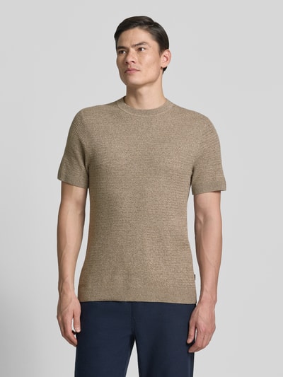 Męską model ma na sobie Strickshirt mit Rundhalsausschnitt Modell 'RILEY' od Jack & Jones Premium, bawełna, krój slim fit, beżowa struktura, przód, ujęcie całej sylwetki.