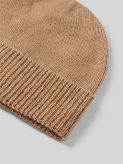 Produktfoto, Strickmütze aus reinem Kaschmir mit breitem Umschlag von Christian Berg Men in hellem Braun, feine Struktur, Nahaufnahme, Herren Strickmütze