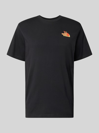Produktfoto, Regular Fit T-Shirt mit Motiv-Print auf der Rückseite von The North Face in Schwarz, reine Baumwolle, Rundhalsausschnitt, glatte Textur