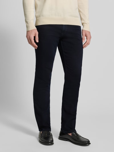 Männermodel trägt Straight Fit Jeans im 5-Pocket-Design Modell 'Greensboro' von Wrangler in Dunkelblau, Baumwoll-Mix, Ganzkörperansicht von vorne.