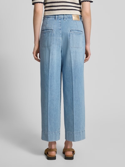 Vrouwenmodel draagt Wide Leg Jeans mit Eingrifftaschen van Oui in lichtblauw denim met used-look, persplooien, zakken, katoen, volledig lichaam achteraanzicht.