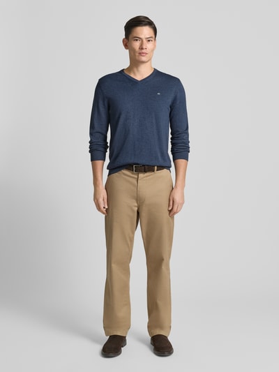 Männermodel trägt Strickpullover mit V-Ausschnitt von Christian Berg Men aus reine Baumwolle, Regular-Fit, Label-Stitching, Ganzkörperansicht von vorne.