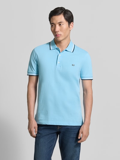 Mannelijk model draagt Regular Fit Poloshirt met contraststrepen van Christian Berg Men, puur katoen, knoopsluiting, ruglengte maat M: 71 cm, lichtblauw met witte en donkerblauwe details, gladde textuur, regular fit, vooraanzicht hele lichaam.