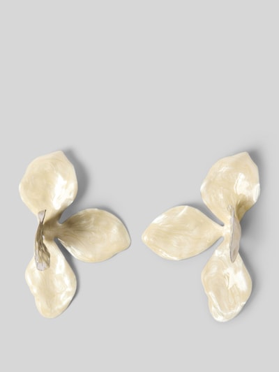 Produktfoto, Ohrringe in floraler Optik von comma, glänzendes und gehämmertes Design, cremefarbene Textur, Ohrstecker mit Stopper