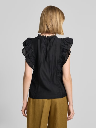 Frauenmodel trägt Regular Fit T-Shirt aus Viskose-Mix Modell 'BLISS' von Vero Moda, Optik: Unifarben, Rüschen, Popeline, Ganzkörperansicht Rückansicht.