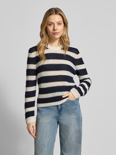 Frauenmodel trägt Strickpullover aus Schurwoll-Kaschmir-Mix von Windsor, navy-creme gestreift, lockerer Schnitt, Nahaufnahme Oberkörper.
