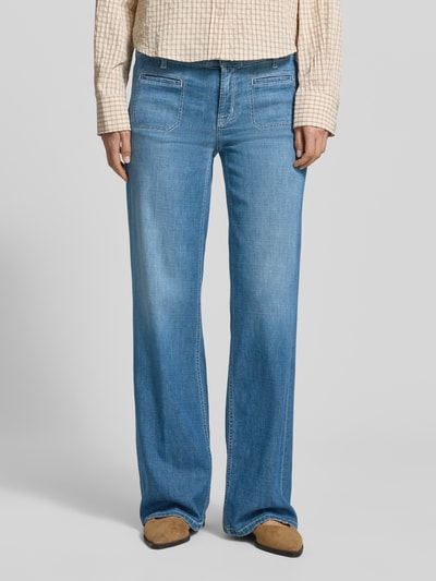 Frauenmodel trägt Wide Leg Jeans aus Baumwoll-Mix Modell 'TESS' von Cambio in Denim-Optik, 5-Pocket-Design, Ganzkörperansicht von vorne.
