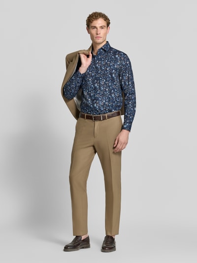 Männermodel trägt Regular Fit Businesshemd aus reiner Baumwolle von OLYMP, dunkelblau mit floralem Muster, Ganzkörperansicht von vorne, Herren Businesshemd von OLYMP.