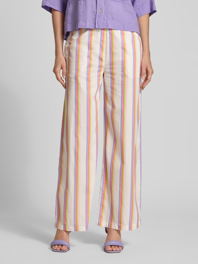Frauenmodel trägt Wide Leg Pants mit elastischem Bund von Emily Van den Bergh, Baumwolle, Streifenmuster in Pastell, Ganzkörperansicht von vorne.