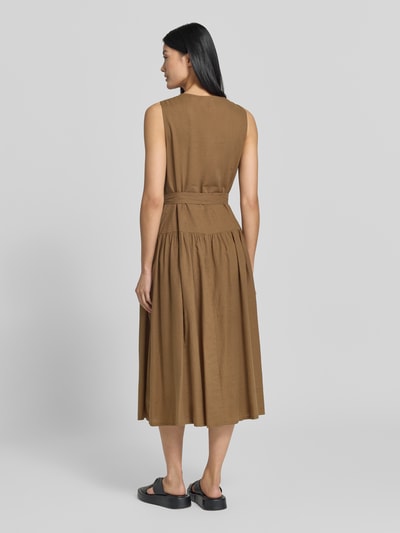 Vrouwenmodel draagt Regular fit vrijetijdsjurk uit mix van linnen en viscose van s.Oliver RED LABEL in effen bruin, volledige lichaamsweergave achteraan.