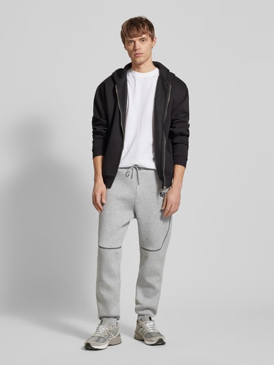 REVIEW Tapered Fit Sweatpants mit Label-Print Hellgrau Melange 1