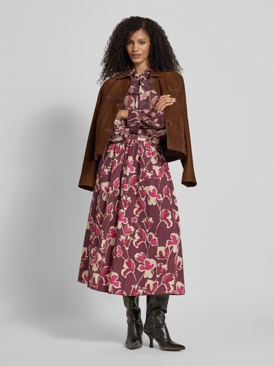 Frauenmodel trägt Regular Fit Midirock in A-Linie von Jake*s Collection aus Baumwoll-Mix mit floraler Allover-Print, Ganzkörperansicht von vorne.