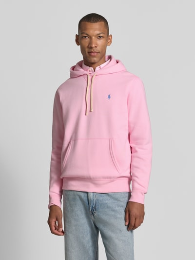Mannelijk model draagt lichtroze regular fit hoodie uit katoenmix van Polo Ralph Lauren, Heren hoodie, voorkant bovenlichaam close-up.