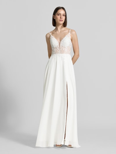 Kobiece modelka nosi Maxikleid aus Chiffon mit Stitchings und Gehschlitz od Luxuar, biała, szyfon, taliowany krój, hafty, głęboki dekolt w serek, rozporek, długość tyłu w rozmiarze 36: 128 cm, szerokość w rozmiarze 36: 33 cm, widok całej sylwetki z przodu.
