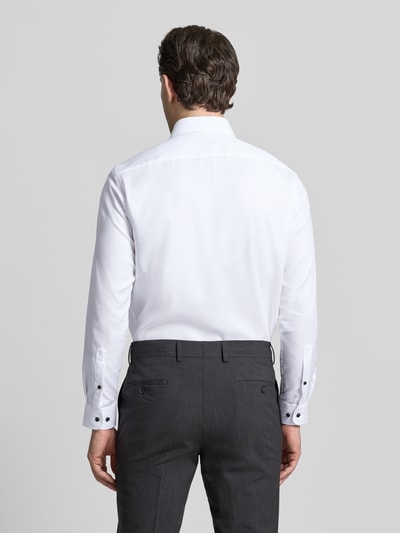Männermodel trägt Regular Fit Business Hemd aus Baumwolle mit Kentkragen von Christian Berg Men, weiße Farbe, Ganzkörperansicht Rückansicht.