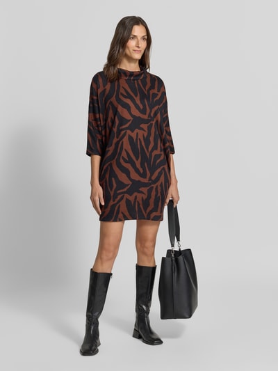 Frauenmodel trägt Minikleid mit seitlichen Eingrifftaschen von Apricot, Material-Mix, Stretch-Anteil, Straight Fit, Ganzkörperansicht von vorne.