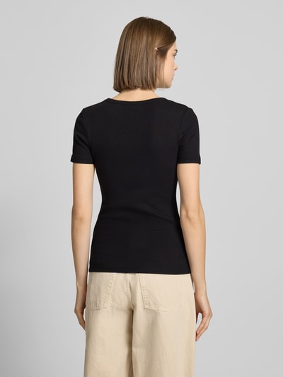 Frauenmodel trägt schwarzes T-Shirt mit geripptem Rundhalsausschnitt Modell 'FRANKIE' von JJXX, Slim Fit, Rückansicht, Ganzkörperansicht.